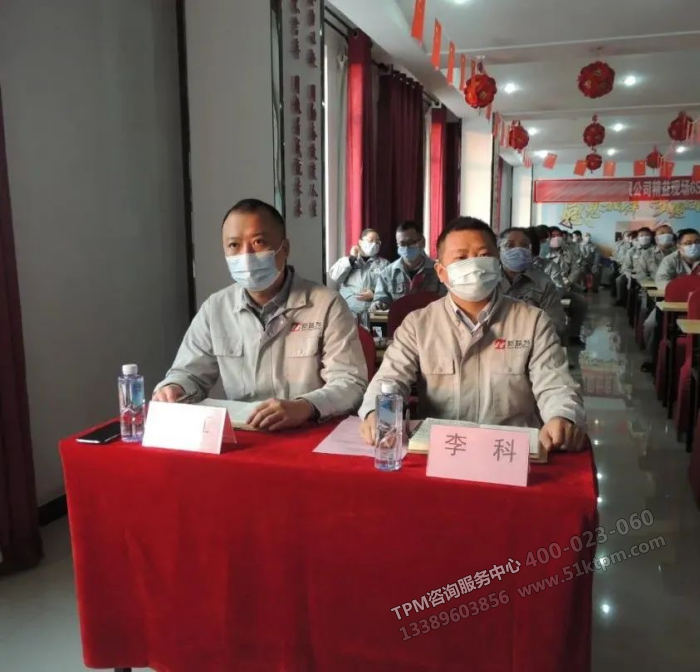 新益為咨詢袁老師（左）、新益為咨詢李老師（右）