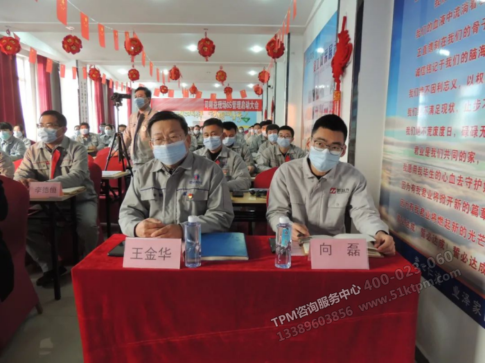 生產(chǎn)副總王副總（左）、新益為咨詢向老師（右）
